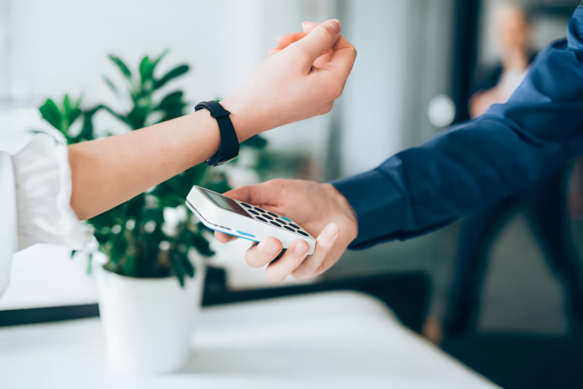 Read more about the article WEARABLE BANKING: TRENDS THAT WILL REVOLUTIONIZE LEGACY FINANCIAL INSTITUTIONS